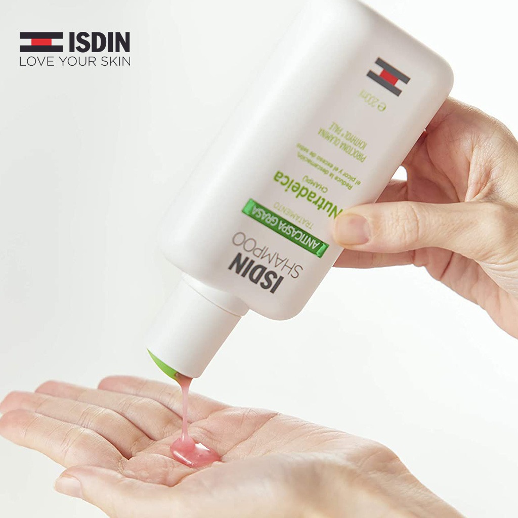 Isdin Nutradeica Oily Anti-Dandruff Treatment Shampoo 200 mL