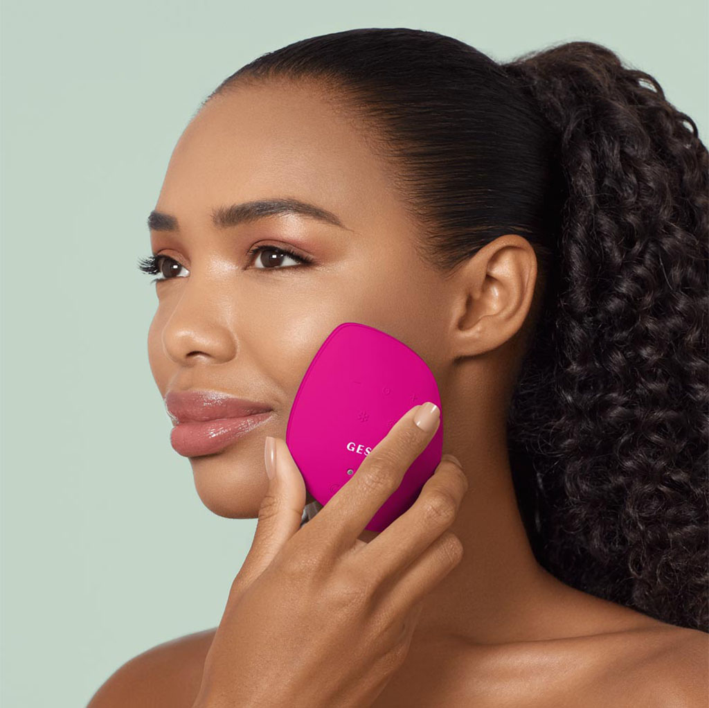 Geske SmartAppGuided 9-in-1 Sonic Warm & Cool LED Facial Mask In Magenta Color 