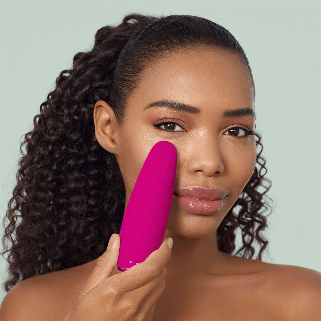 Geske SmartAppGuided 6-in-1 Warm & Cool Eye Energizer For Under-Eye Puffiness In Magenta Color 