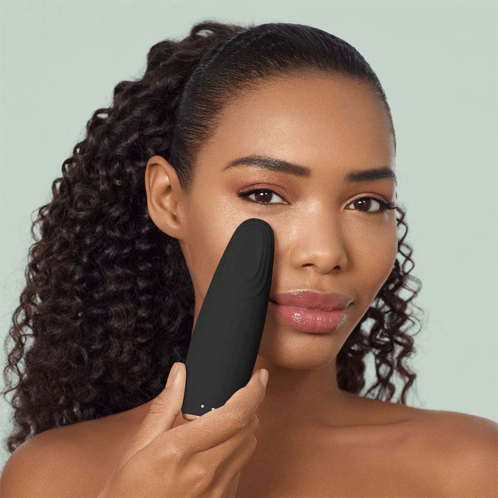 Geske SmartAppGuided 6-in-1 Warm & Cool Eye Energizer For Under-Eye Puffiness In Gray Color 